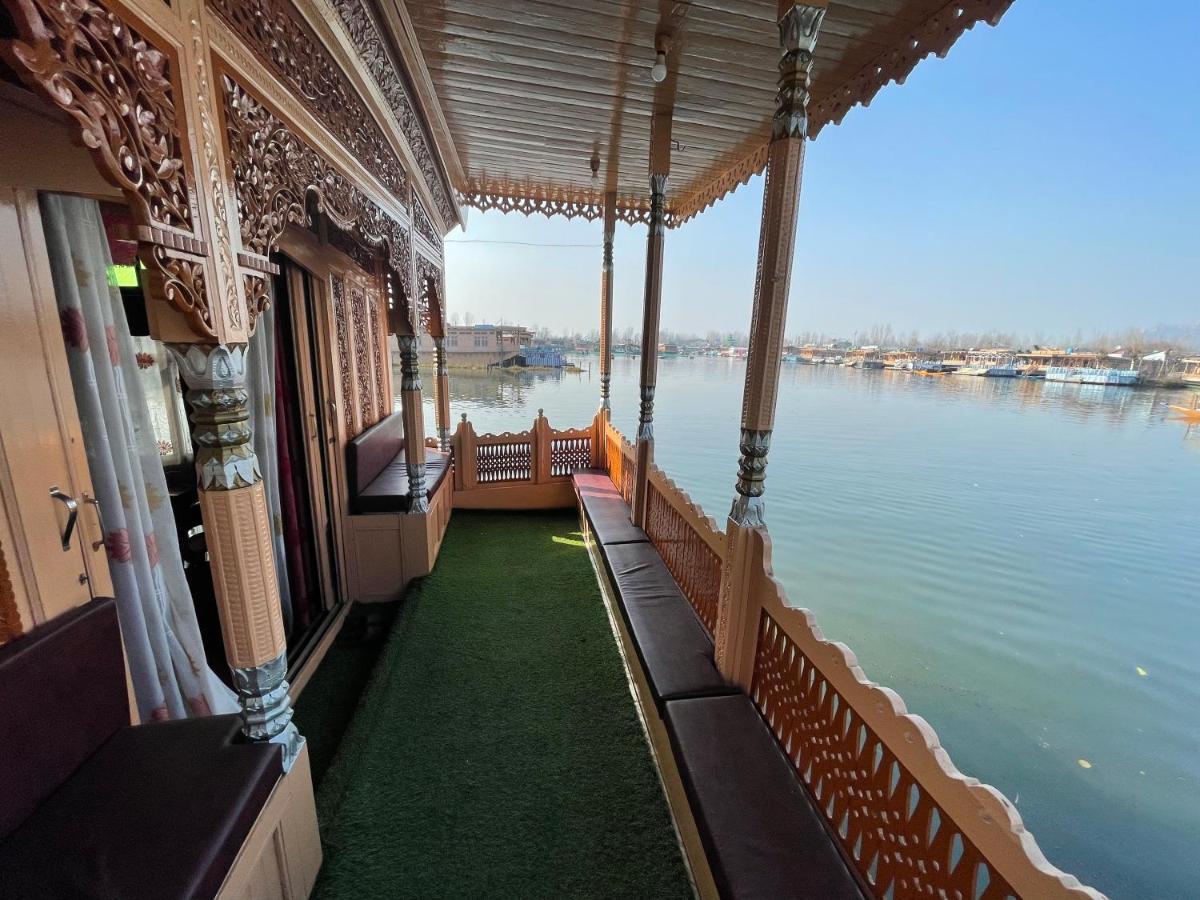 Floating Young Gulshan Houseboat Srinagar (Jammu and Kashmir) Exterior photo