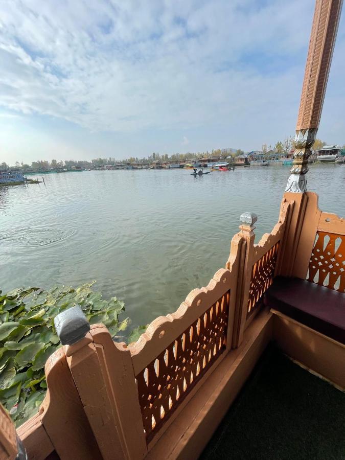 Floating Young Gulshan Houseboat Srinagar (Jammu and Kashmir) Exterior photo