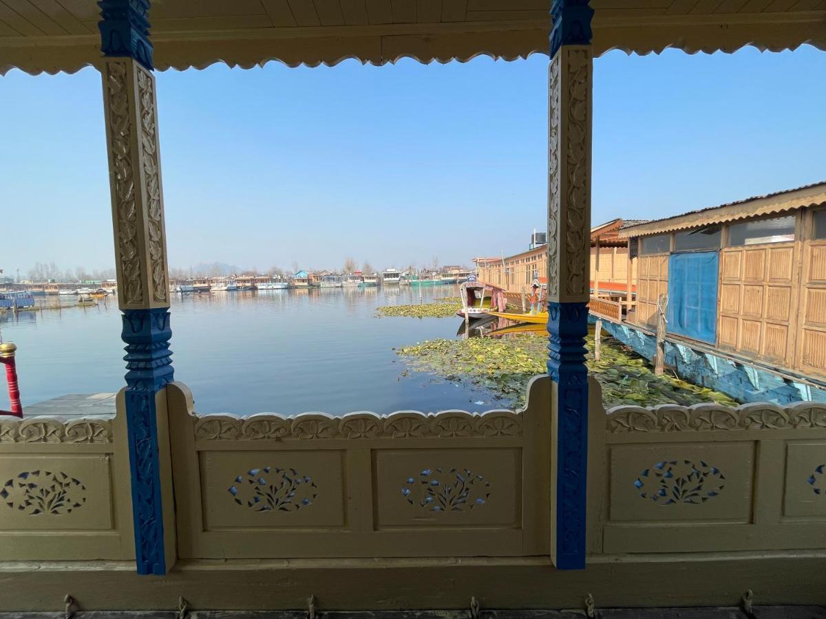 Floating Young Gulshan Houseboat Srinagar (Jammu and Kashmir) Exterior photo