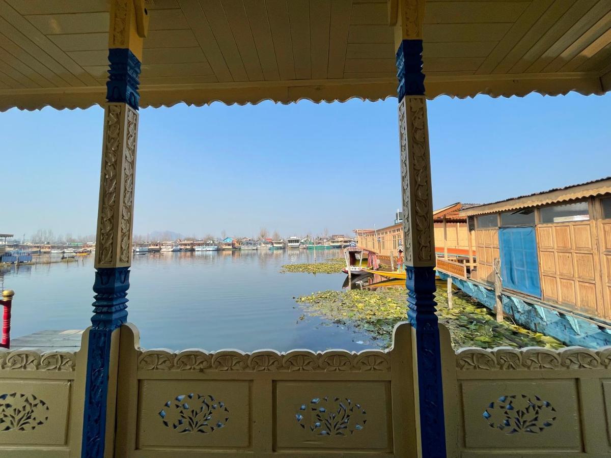 Floating Young Gulshan Houseboat Srinagar (Jammu and Kashmir) Exterior photo