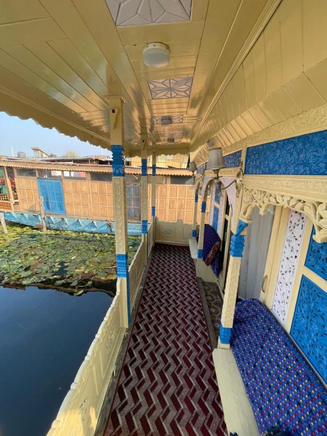 Floating Young Gulshan Houseboat Srinagar (Jammu and Kashmir) Exterior photo