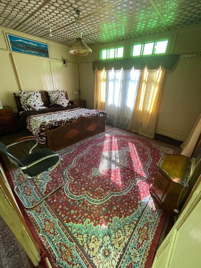 Floating Young Gulshan Houseboat Srinagar (Jammu and Kashmir) Exterior photo