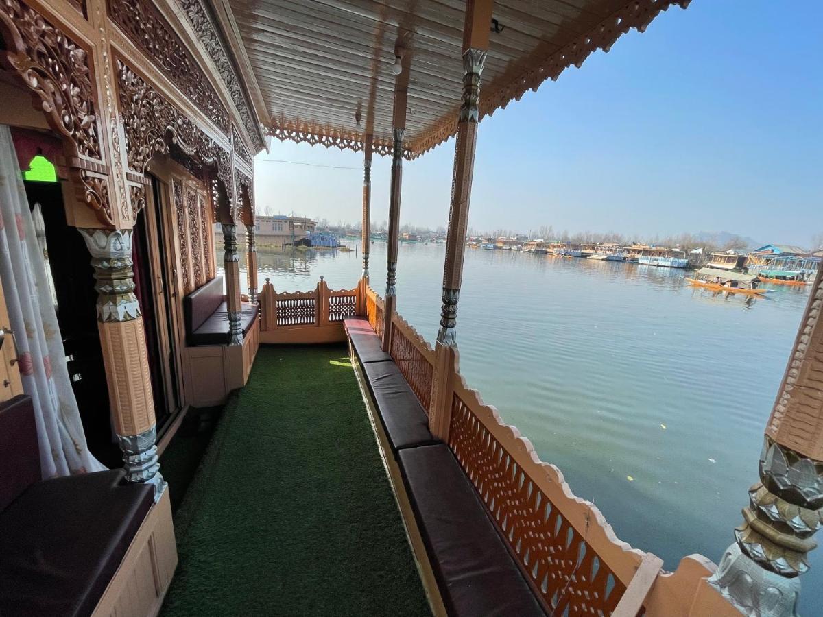 Floating Young Gulshan Houseboat Srinagar (Jammu and Kashmir) Exterior photo