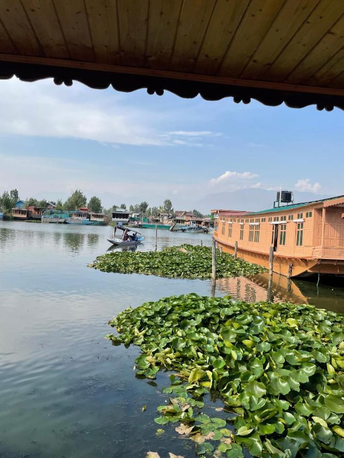 Floating Young Gulshan Houseboat Srinagar (Jammu and Kashmir) Exterior photo