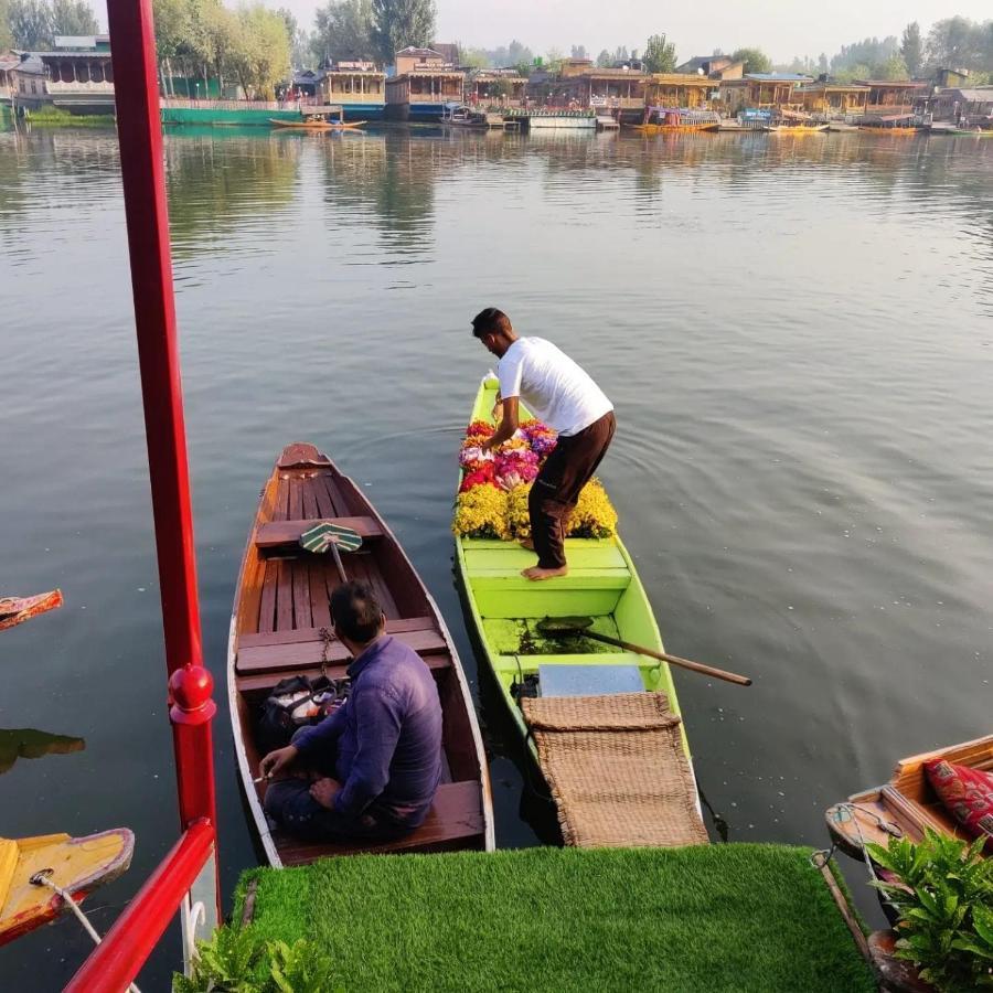 Floating Young Gulshan Houseboat Srinagar (Jammu and Kashmir) Exterior photo