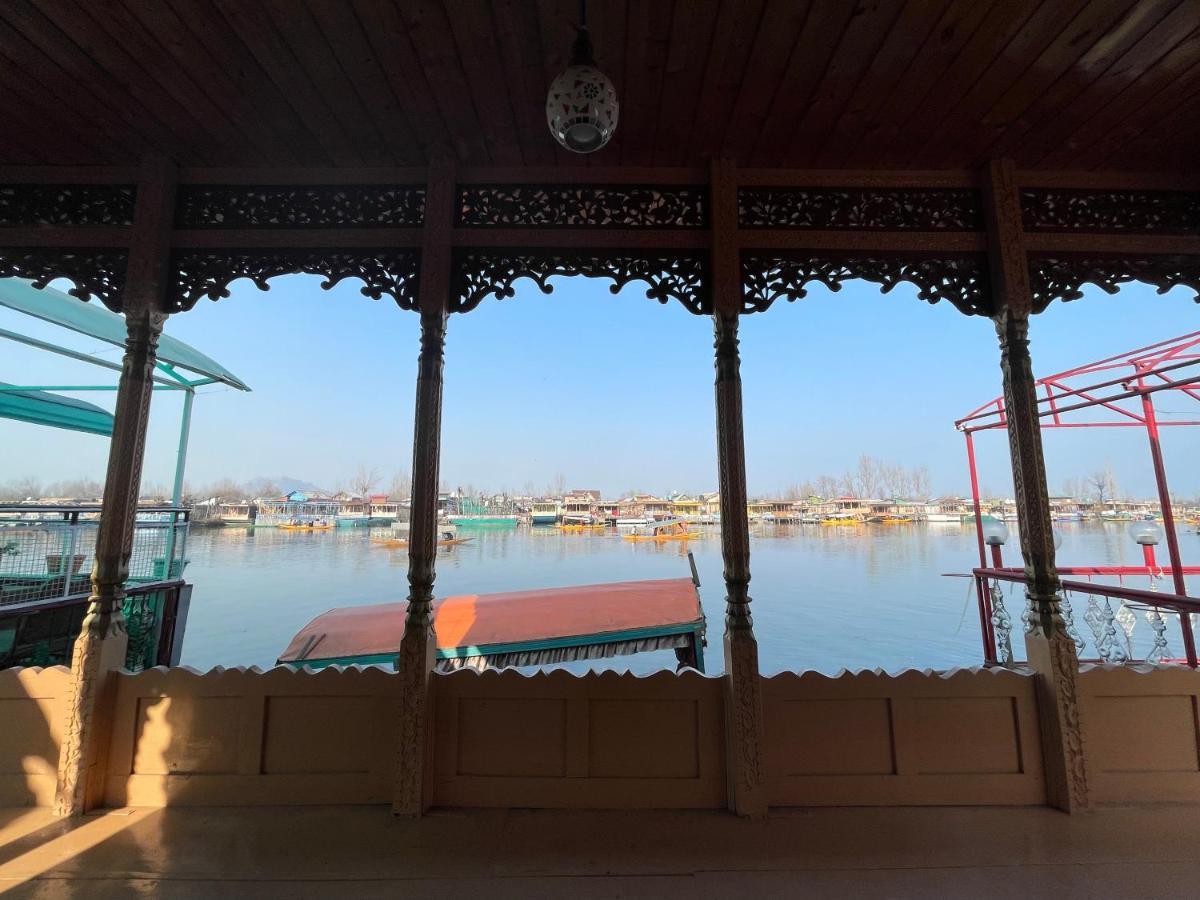 Floating Young Gulshan Houseboat Srinagar (Jammu and Kashmir) Exterior photo