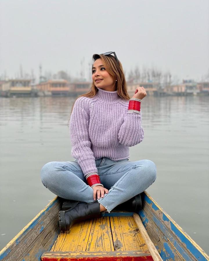 Floating Young Gulshan Houseboat Srinagar (Jammu and Kashmir) Exterior photo