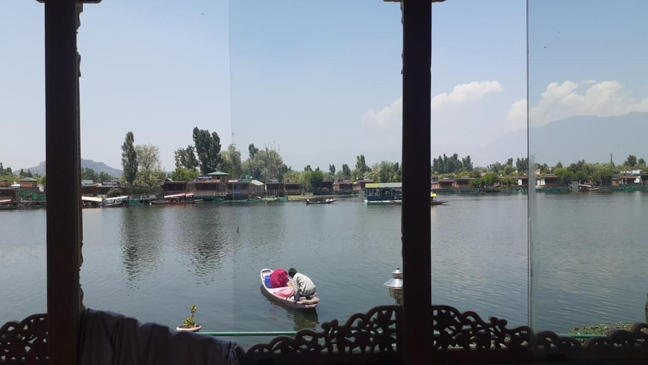 Floating Young Gulshan Houseboat Srinagar (Jammu and Kashmir) Exterior photo