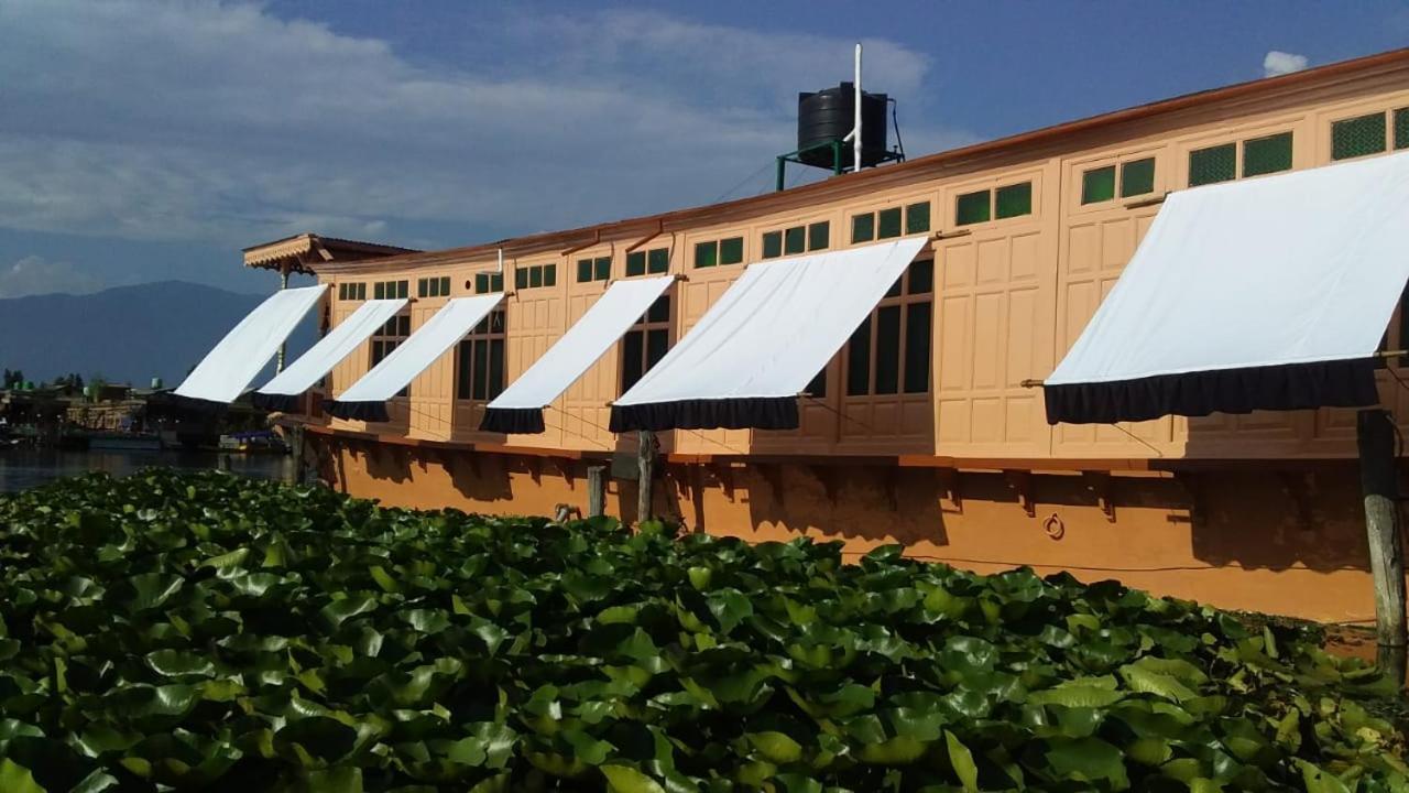 Floating Young Gulshan Houseboat Srinagar (Jammu and Kashmir) Exterior photo